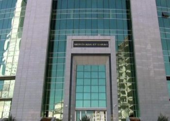 Boşanmak için yukarı çıkamadı, mahkeme aşağı indi