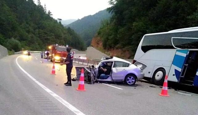 Otomobil ile yolcu otobüsü çarpıştı: Uzman çavuş öldü, 8 kişi yaralı